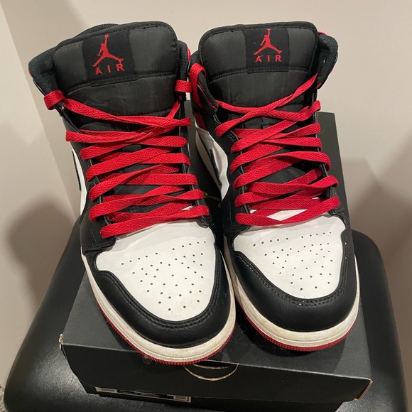 Nike AirJordan 1 Mid Size 9 Red Black White - Picture 8 of 11